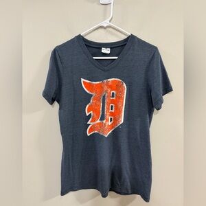 Women's MLB Detroit Tigers V-neck Short Sleeve Tee. Size L